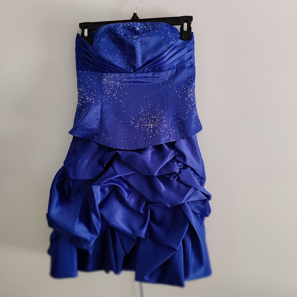 Strapless LeChateau Sparkly Ruffled TieUp Back Sz 5/6 Formal Grad Wedding Dress